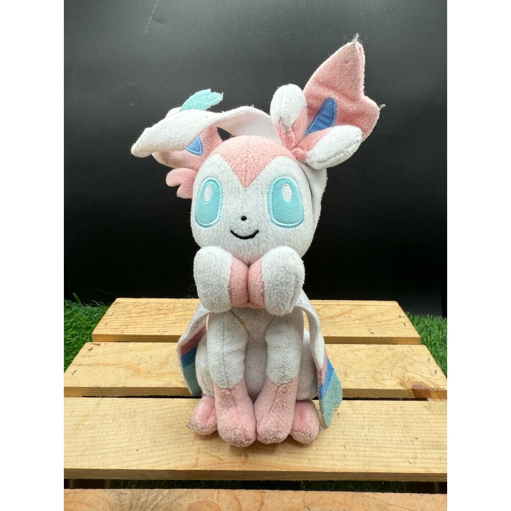 Pokémon Sylveon - 2017 - Tomy 10” Plush Toy - great condition
